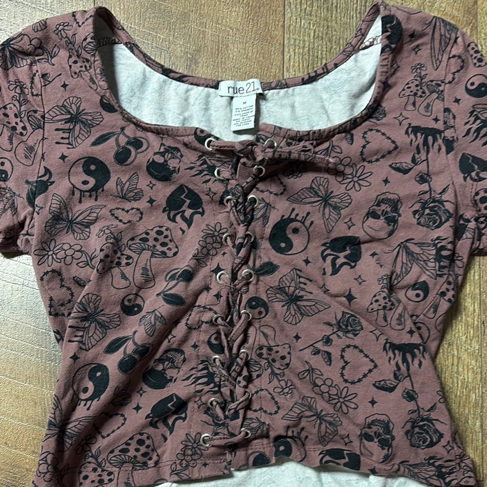 Rue21 Women's Mauve Graphic Lace-Up Top